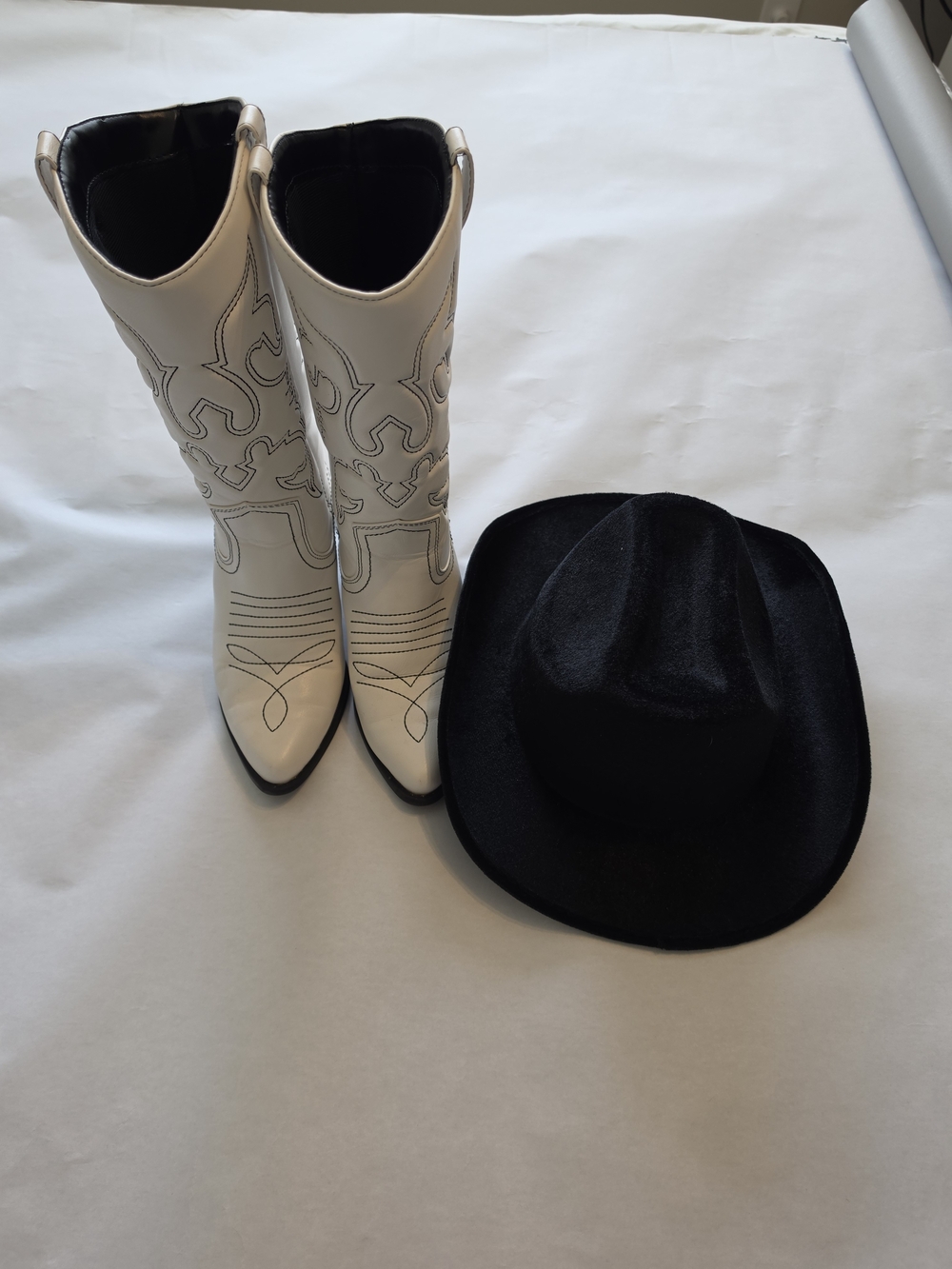 Soda White Western Heeled Boots with Black Stitching + Black Felt Cowboy Hat